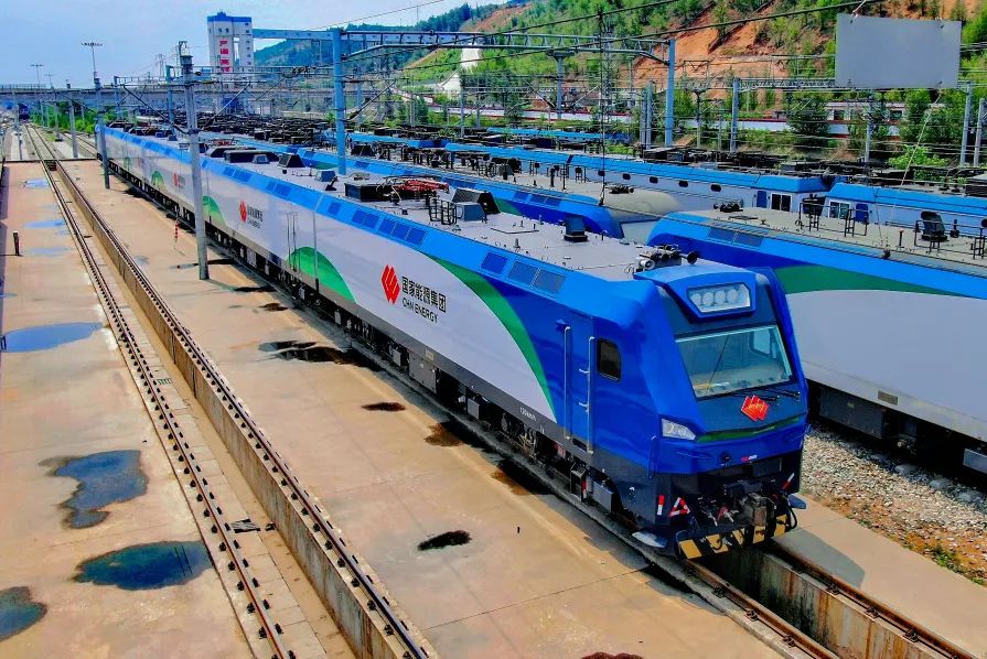 24轴28800kw的六节棍上线运行全球最牛重载电力机车组