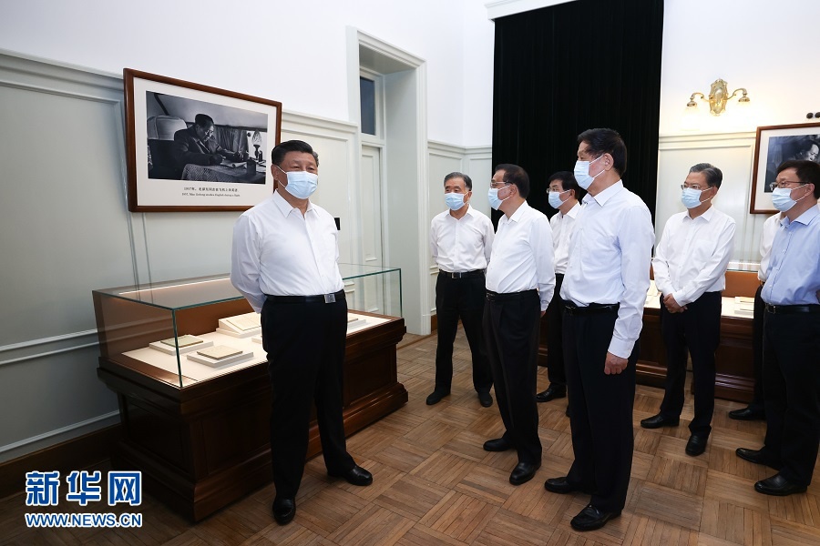 6月25日,中共中央政治局就用好红色资源、赓续红色血脉举行第三十一次集体学习。这次集体学习采取参观和讨论相结合的形式,这是习近平、李克强、栗战书、汪洋、王沪宁、赵乐际、韩正等在中南海丰泽园参观毛泽东同志故居。新华社记者 鞠鹏 摄