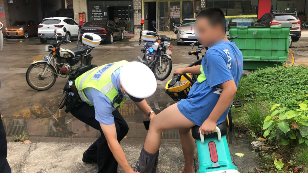 男孩光着身子在街头民警赶紧上前制止