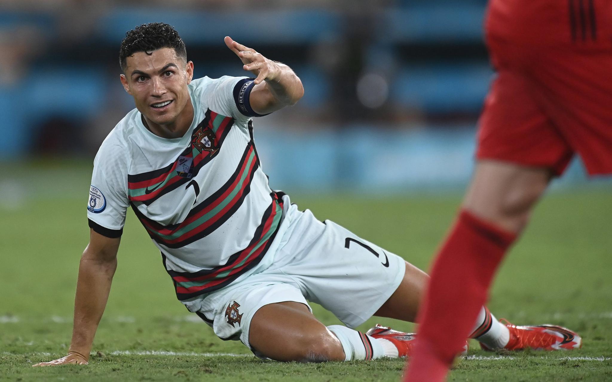 头条欧洲杯c罗出局再摔队长袖标荷兰遭捷克血统压制