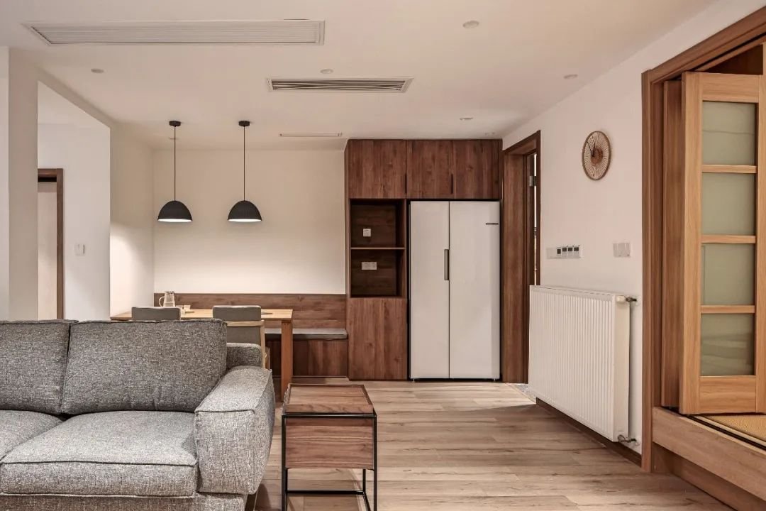 餐厅靠墙一侧设计卡座,与西厨连为一体.