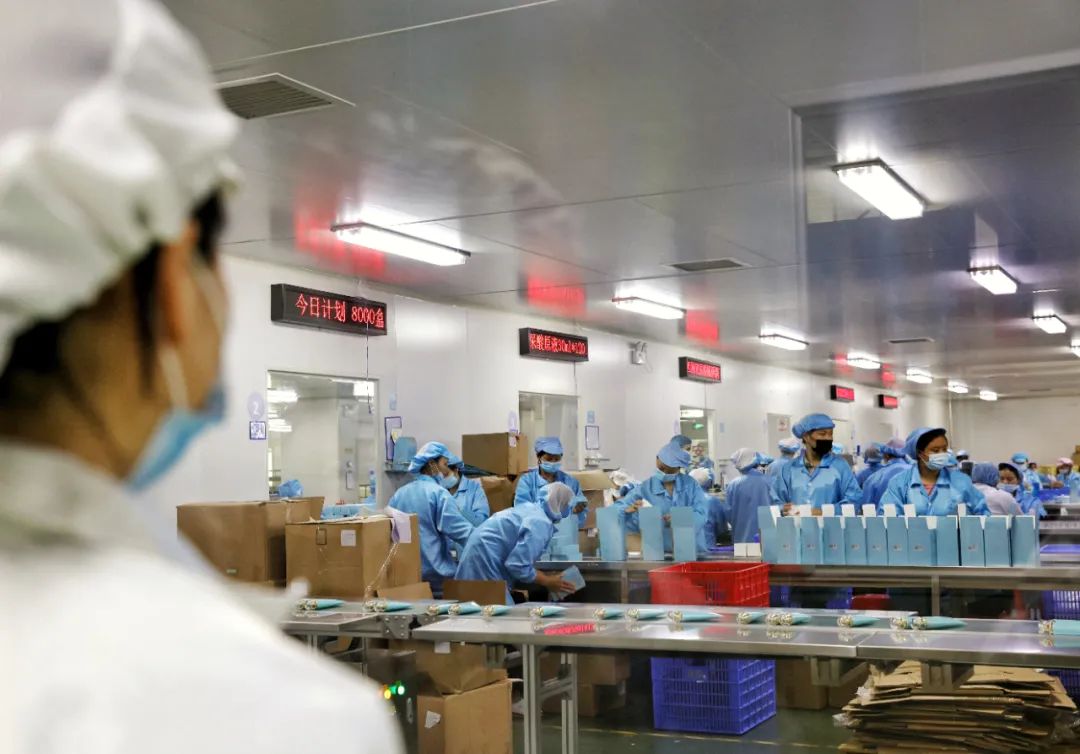 老字号百雀羚则借助拼多多,在研发过程中,利用大量消费者画像,消费