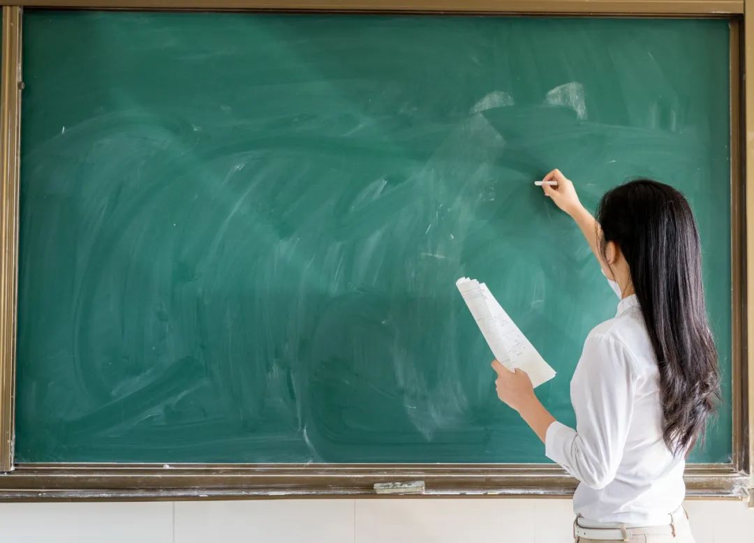 我毕业就回了老家,做了小学老师.我爸永远维护我,吃一句话的亏都不行.