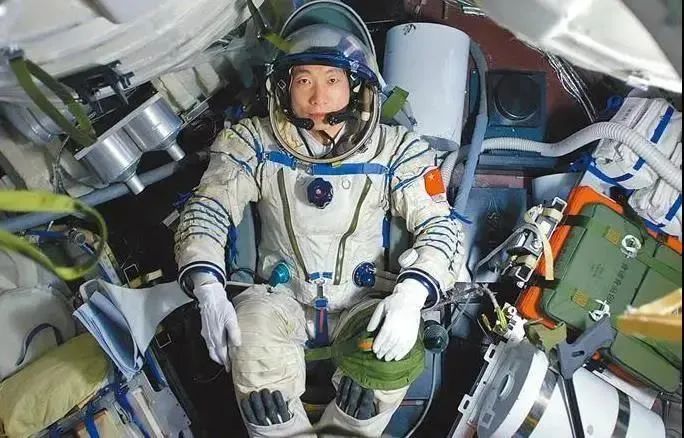杨利伟《太空一日》入选语文教材:真实是非虚构写作的目的|杨利伟_新浪新闻