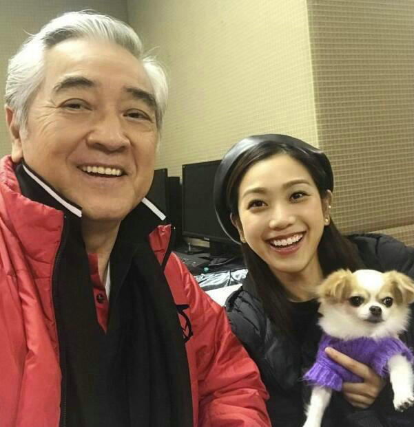 76岁秦沛庆生爱女相陪女儿挽着爸爸手臂开心合影