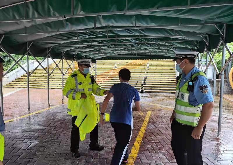 暴雨襲中考!深圳交警處置求助150宗創中考歷史新高