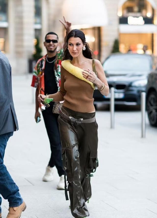 贝拉穿着奇特现身巴黎街头,因发表争议言论陷舆论风波