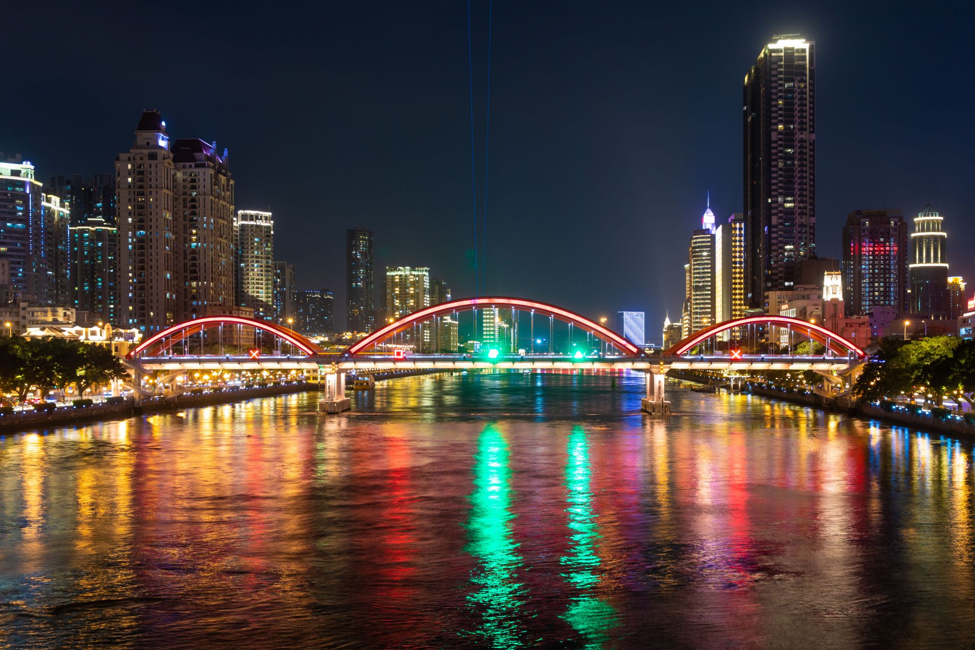 亮灯华灯光影耀珠江百年历程入眼帘