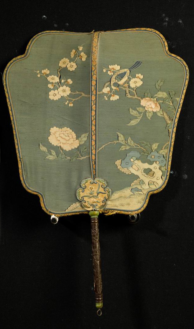 图12 清 缂丝花鸟图纨扇,上海博物馆藏