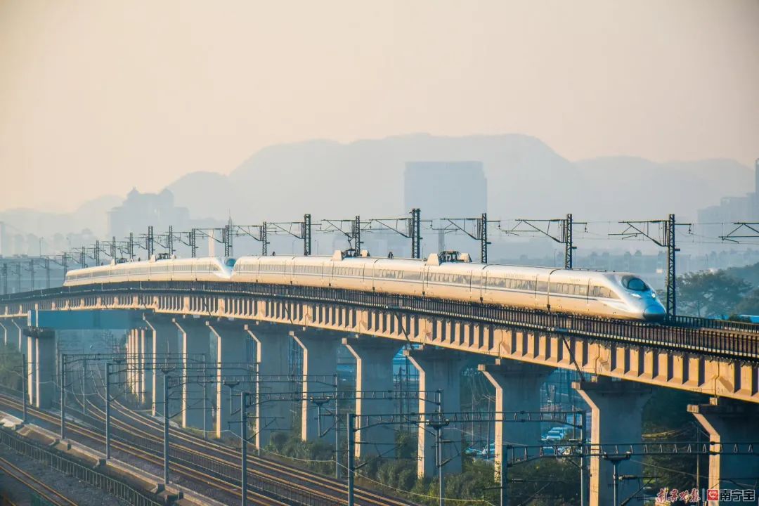 7月1日起,广西铁路每日增开动车组8趟,普速临客6趟,延长运行区段2趟