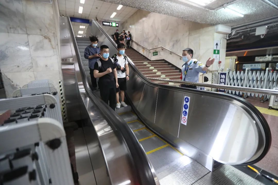我为群众办实事地铁北京站增设扶梯乘客提行李轻松通过