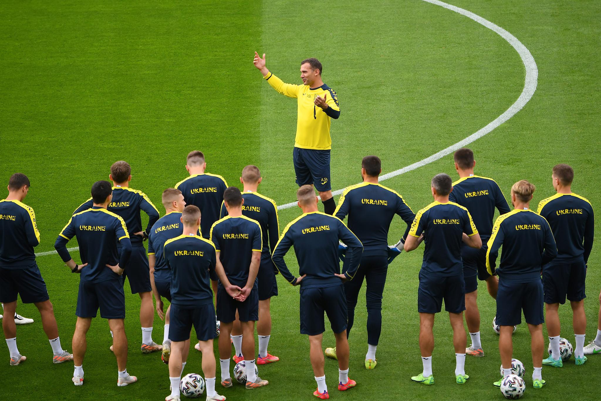 舍甫琴科指导乌克兰赛前训练。