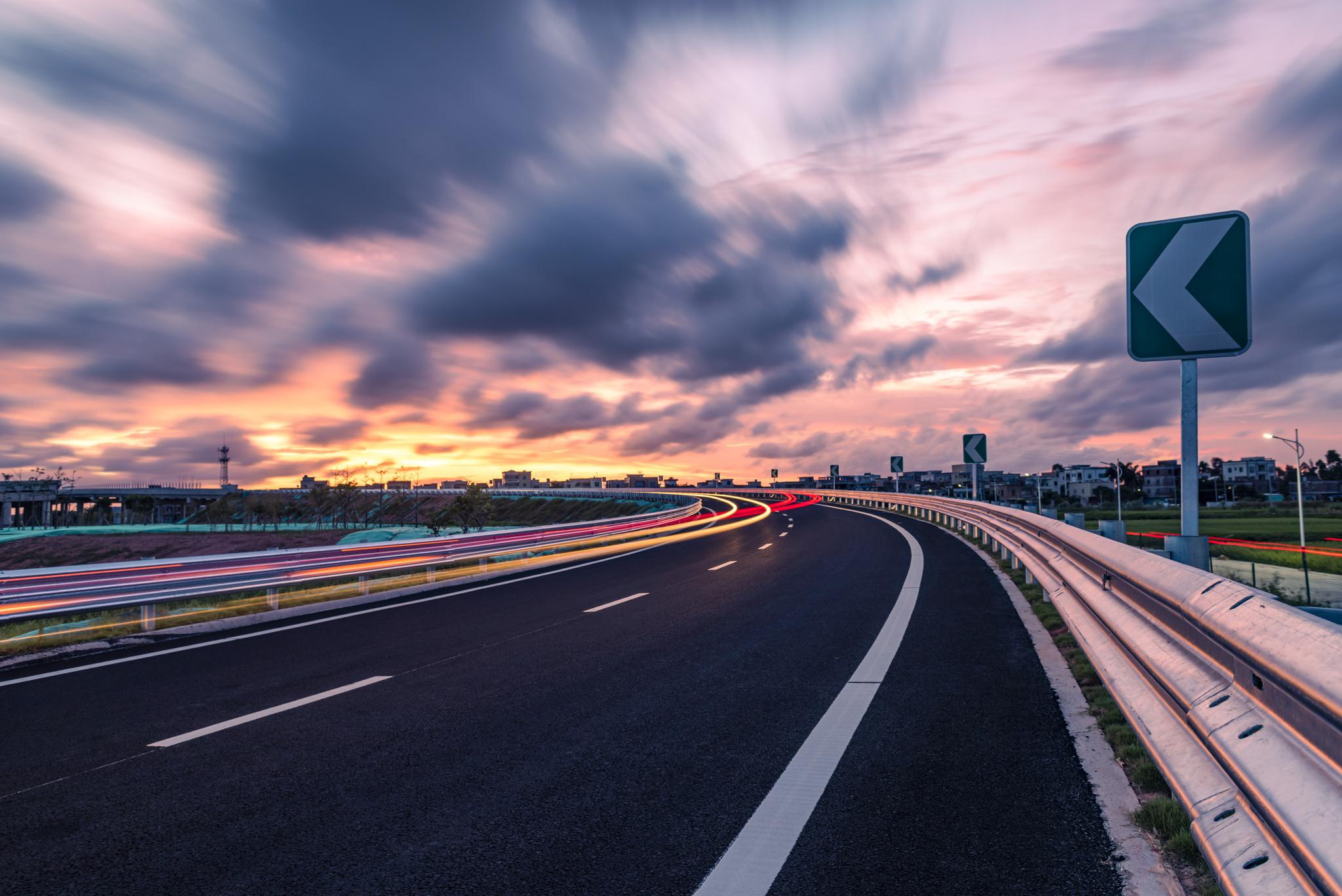 汕湛高速吴川支线桥上建高速,桥下修村路驱车进入吴川支线,高速公路与