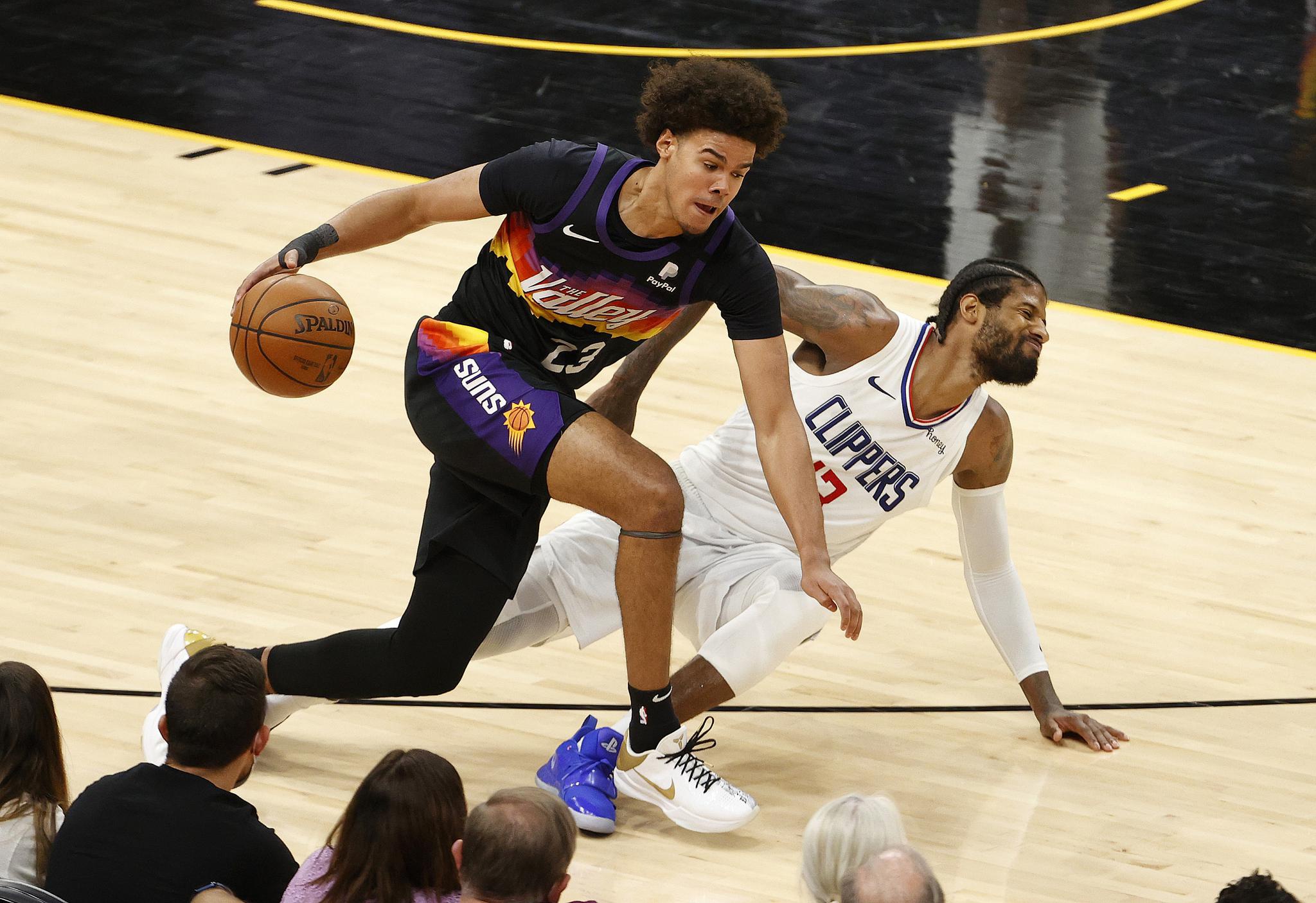 乔治在防守中倒地.