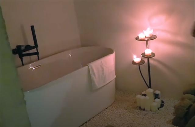 小伙花20天徒手打造露天浴室,晚上躺浴缸泡澡真爽!就是别下雨