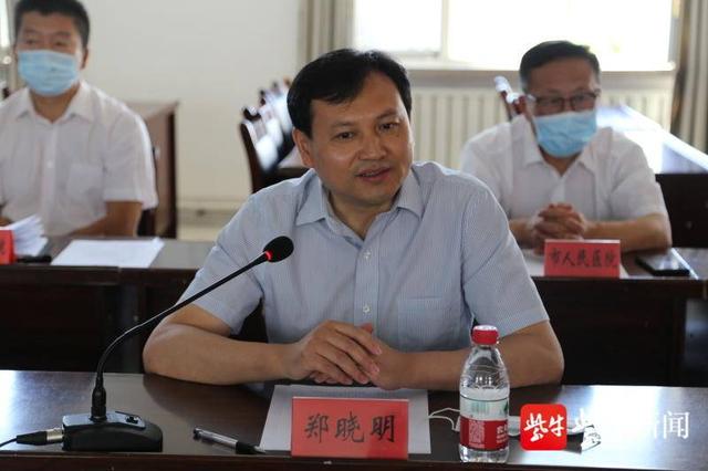 伊宁市副市长帕力哈提·阿不都热西提参加捐赠仪式.