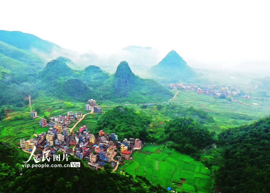 2021年6月29日,湖南省郴州市嘉禾县广发镇新元坊村,云雾,青山,田园与