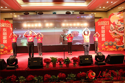 手语表演《国家》. 吕龙摄