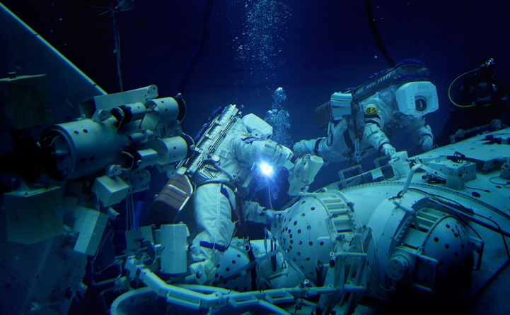 中国航天员即将出舱太空行走！揭秘中国新型“飞天”舱外服休闲区蓝鸢梦想 - Www.slyday.coM