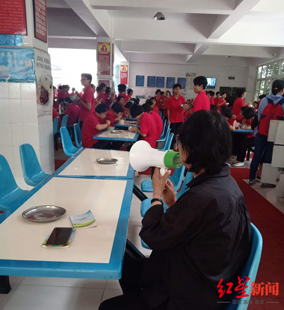 “七一勋章”获得者张桂梅采访手记：狠是她留给我的深刻印象休闲区蓝鸢梦想 - Www.slyday.coM