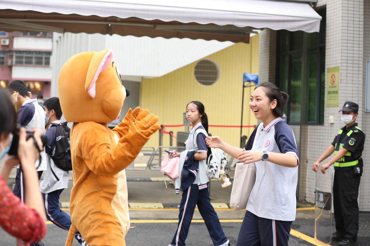 珠海中考今落幕，考场外这位妈妈一举动惹哭女儿……