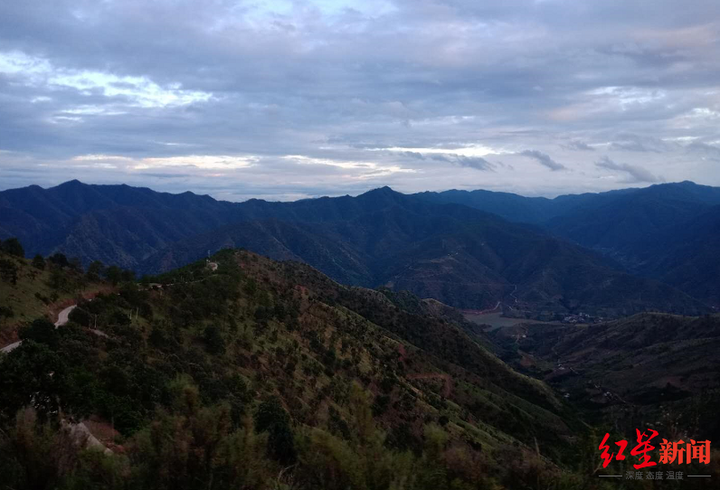 “七一勋章”获得者张桂梅采访手记：狠是她留给我的深刻印象休闲区蓝鸢梦想 - Www.slyday.coM