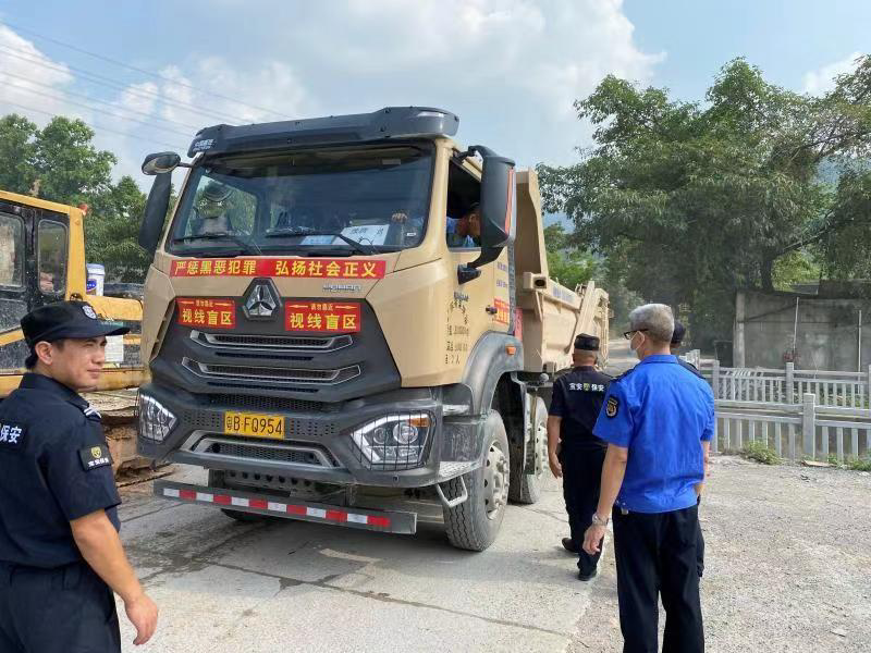 深圳石岩泥头车车身不洁执法队依法罚款五千元