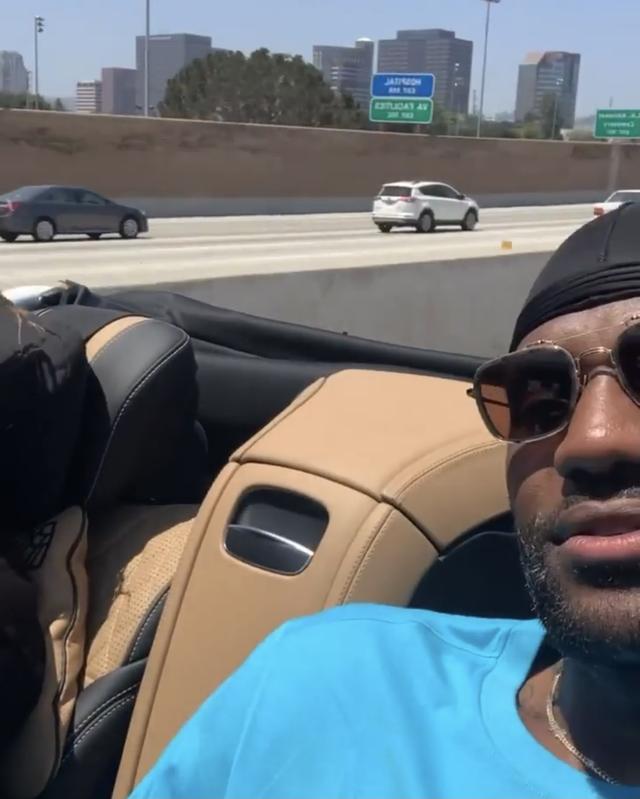 詹姆斯更新了社媒,晒出他和妻子savannah共同乘坐敞篷跑车兜风的自拍