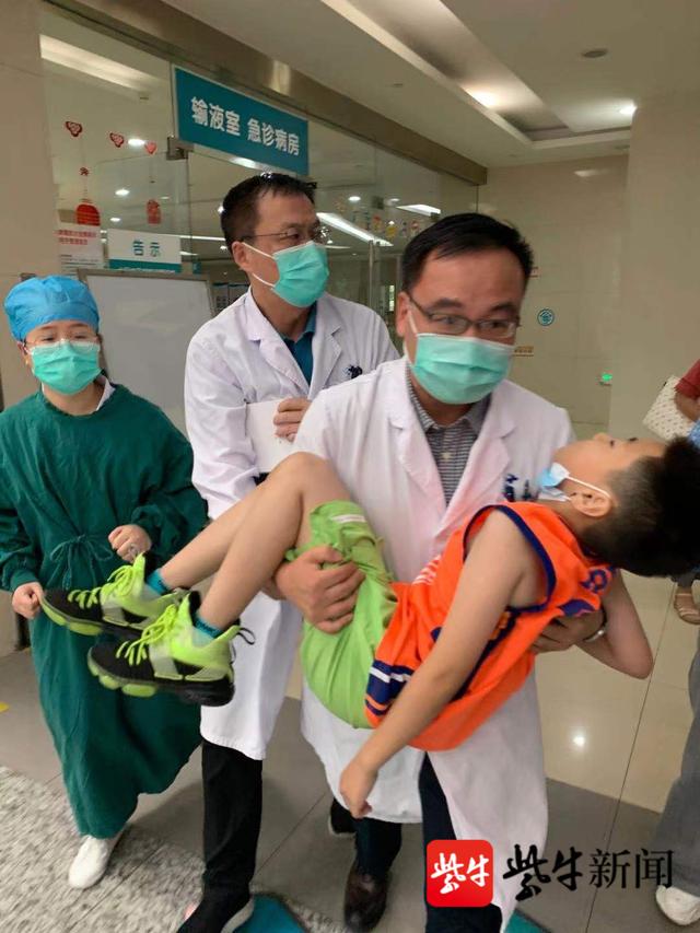 一组图还原男童在儿童医院门诊大厅晕倒的抢救过程