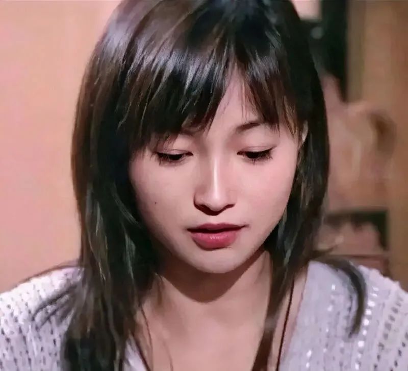 在那部电影中,李绮红巧笑嫣然,顾盼生辉,唇红齿白,面若桃花.