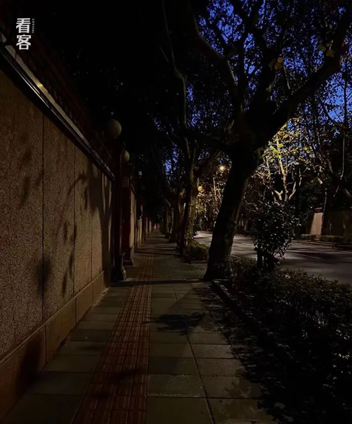 有时候天还未亮就要出发上班,图为某网红路段清晨的街道.