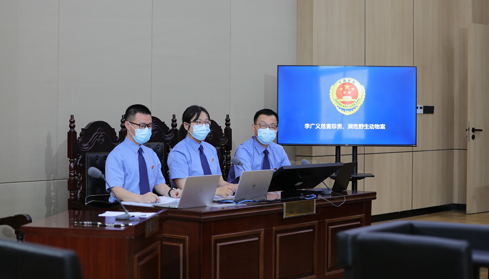 检察官出庭支持公诉