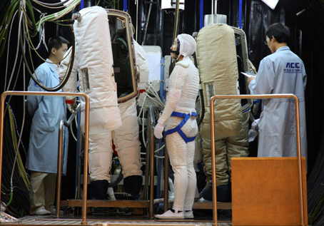 中国航天员即将出舱太空行走！揭秘中国新型“飞天”舱外服休闲区蓝鸢梦想 - Www.slyday.coM