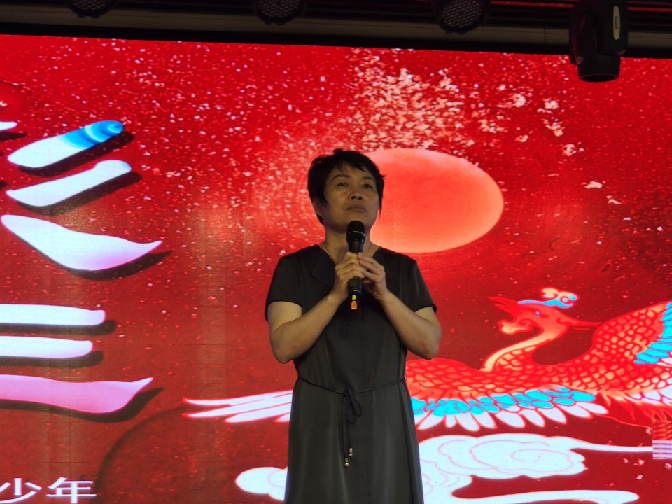 看着台下一张张熟悉的笑脸,回忆着学校的点点滴滴,袁英华用"家长开放