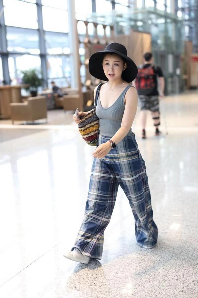 李小萌的饱满身材藏不住穿背心配格纹阔腿裤凹凸感太出众