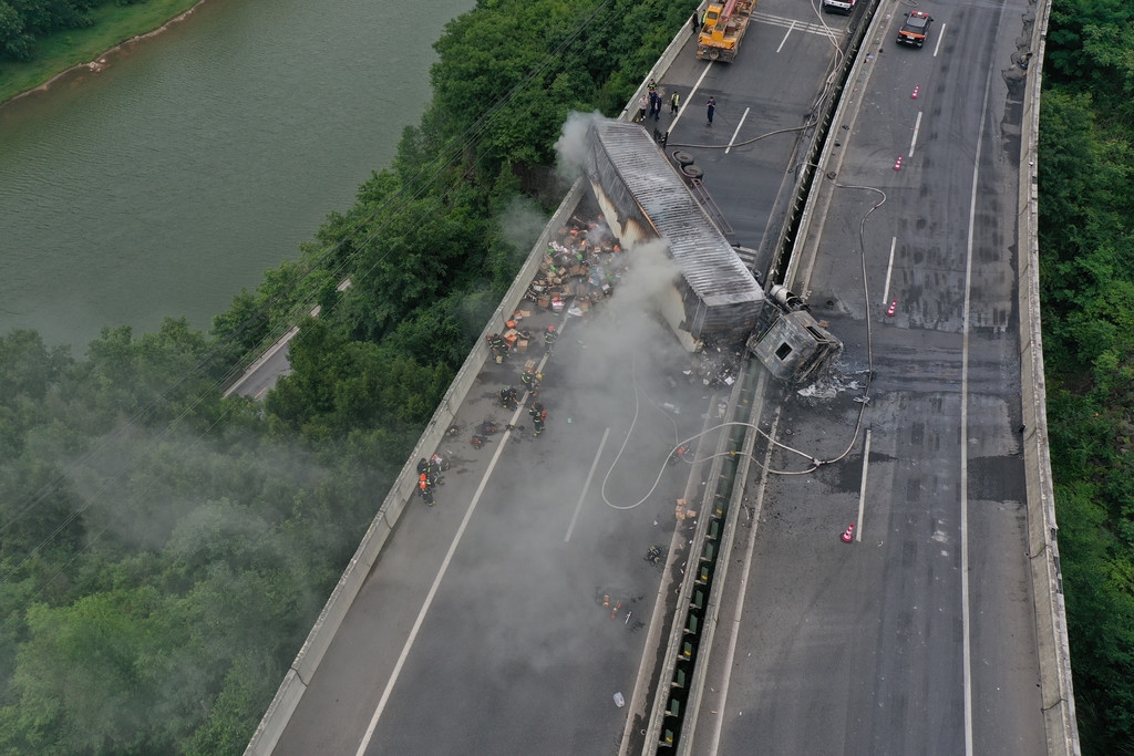银昆高速巴中境内一大货车爆胎侧翻,百万快递烧成灰烬|巴中市|医疗|大