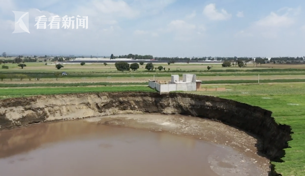 墨西哥农田现积水天坑 每天几十米直径持续扩张
