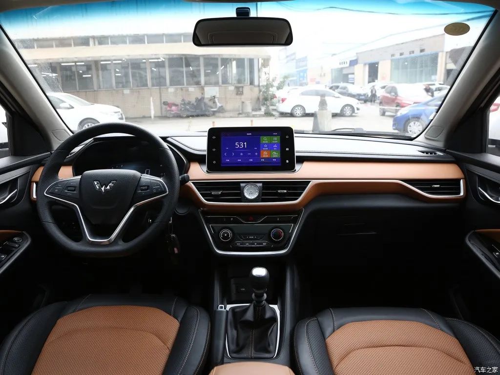 中控有大屏,还镶了钟表!大7座suv,9万出头买顶配!