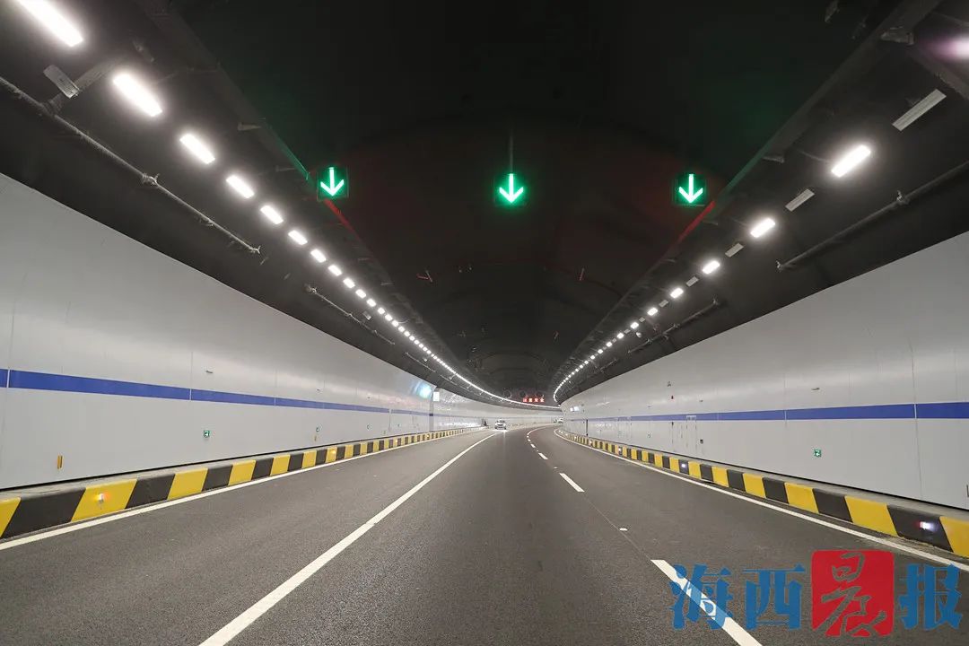 至湖里端(石鼓山立交桥)出隧道从海沧端(马青路海沧大道交叉口)进隧道