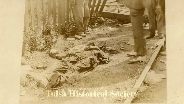 “塔尔萨大屠杀”中的受害者。图源：央视新闻