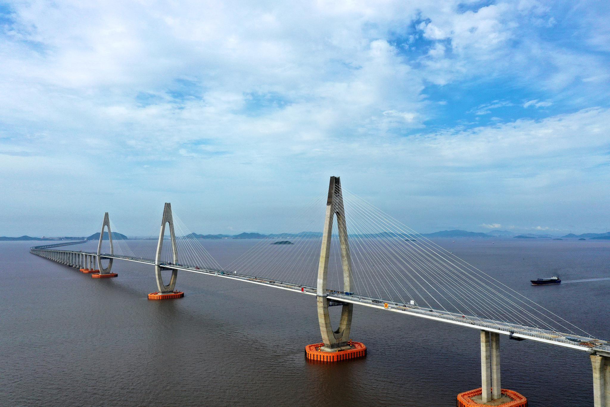 舟岱大桥百米高空涂装忙