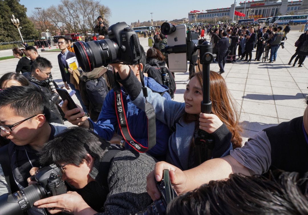 记者在人群中奋力拍摄.摄影 新京报记者 陶冉 摄