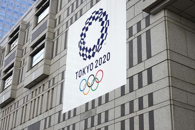 东京都议会议事堂前挂着东京奥运会横幅（图片来源：每日新闻）