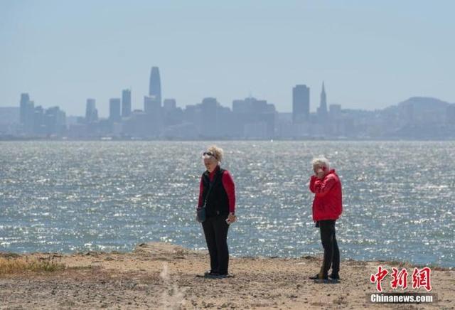 当地时间4月27日，民众在美国加利福尼亚州里士满的海边进行休闲活动。中新社记者 刘关关 摄