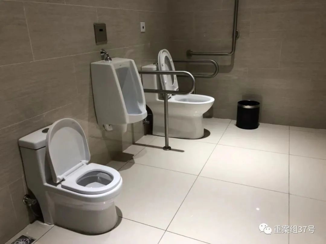延庆区万达广场的第三卫生间,内部有方便老人,儿童,残疾人使用的如厕