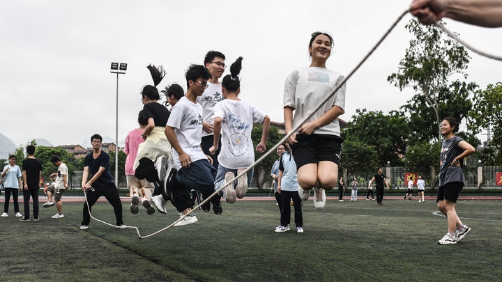 广西河池市都安瑶族自治县高级中学操场上,高三年级学生在开展跳绳比赛。 新华社记者 张爱林 摄