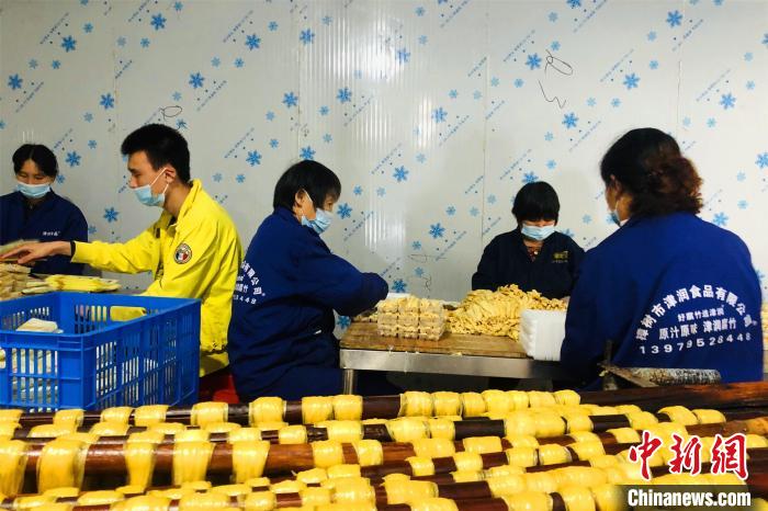 图为在江西省樟树市一家食品厂,工人正在包装腐竹。吴鹏泉 摄