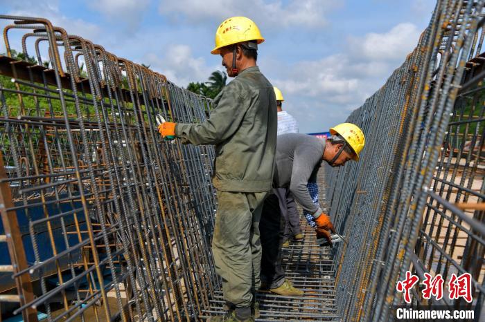 海南岛持续高温似火g360文临公路工人冒高温加紧施工