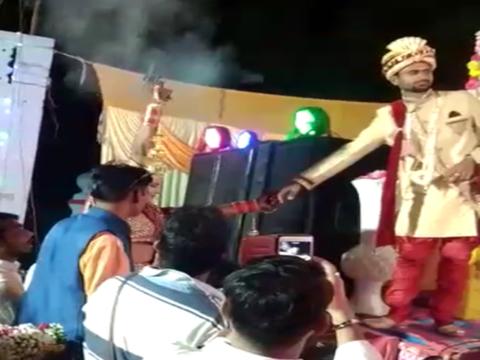 印度新娘婚礼现场向空中开枪 吓坏新郎和宾客休闲区蓝鸢梦想 - Www.slyday.coM