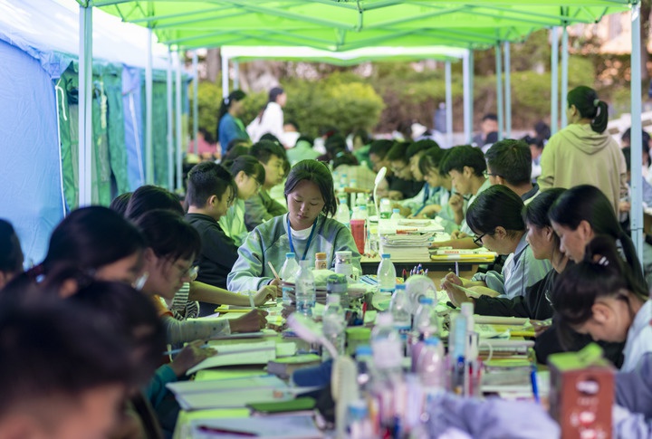 云南漾濞一中高三年级学生在帐篷下学习 新华社记者 胡超 摄